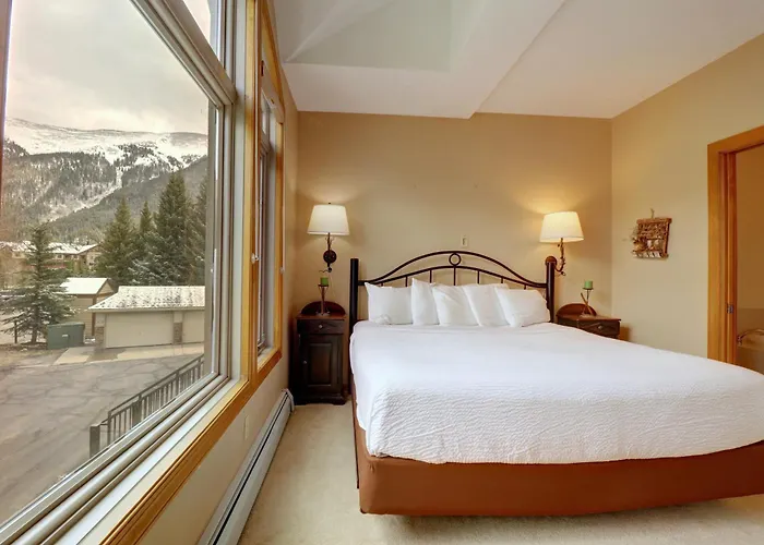 4 Bedrooms Apartment