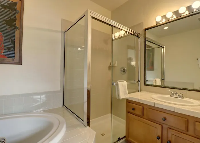 4 Bedrooms Apartment