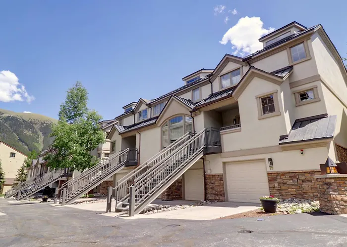 4 Bedrooms *