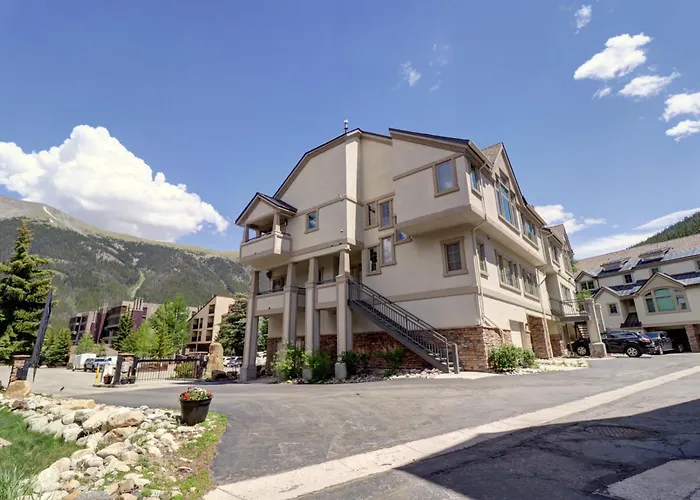 4 Bedrooms Apartment *